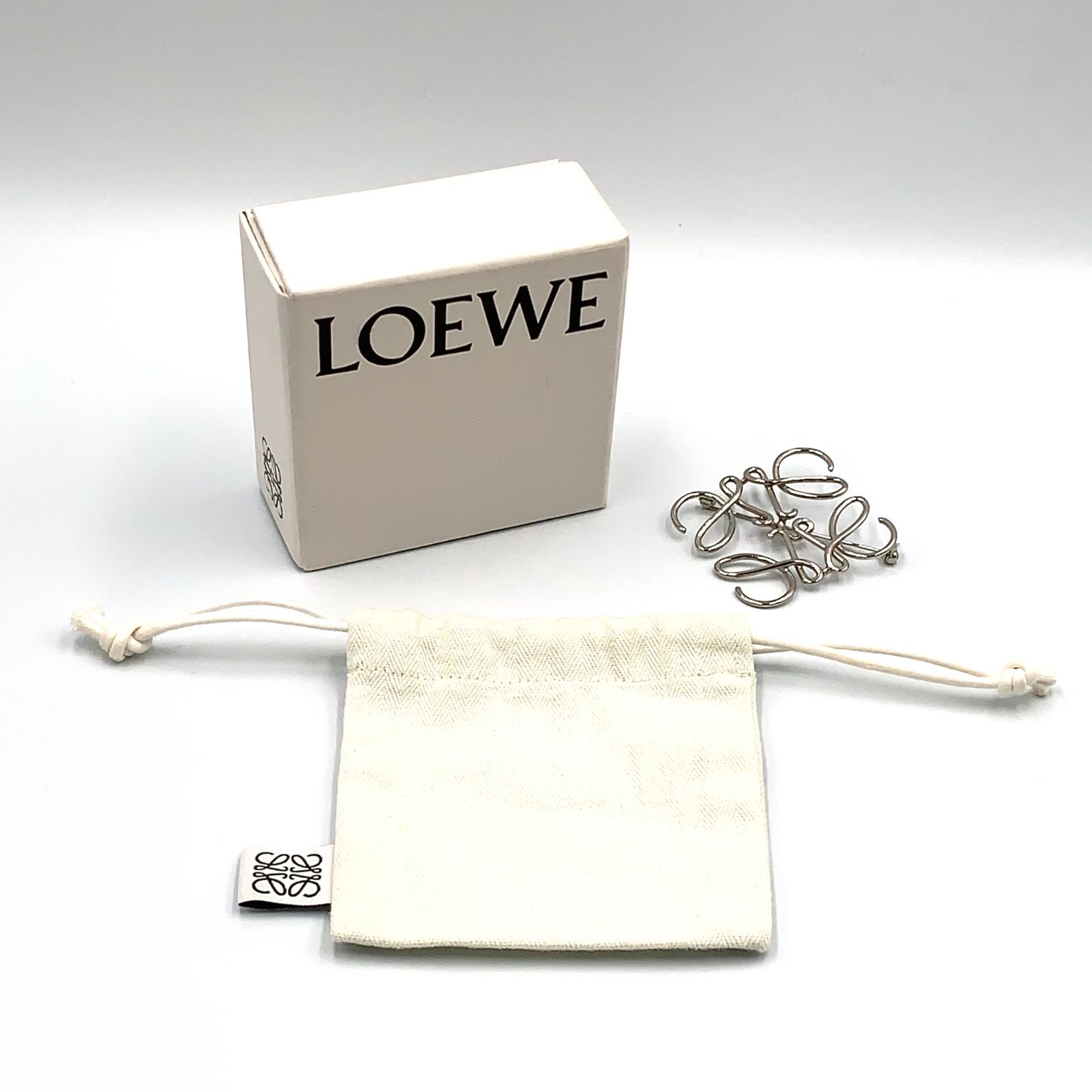 新着】LOEWE アナグラム ブローチ メタル シルバー ブローチ - メルカリ