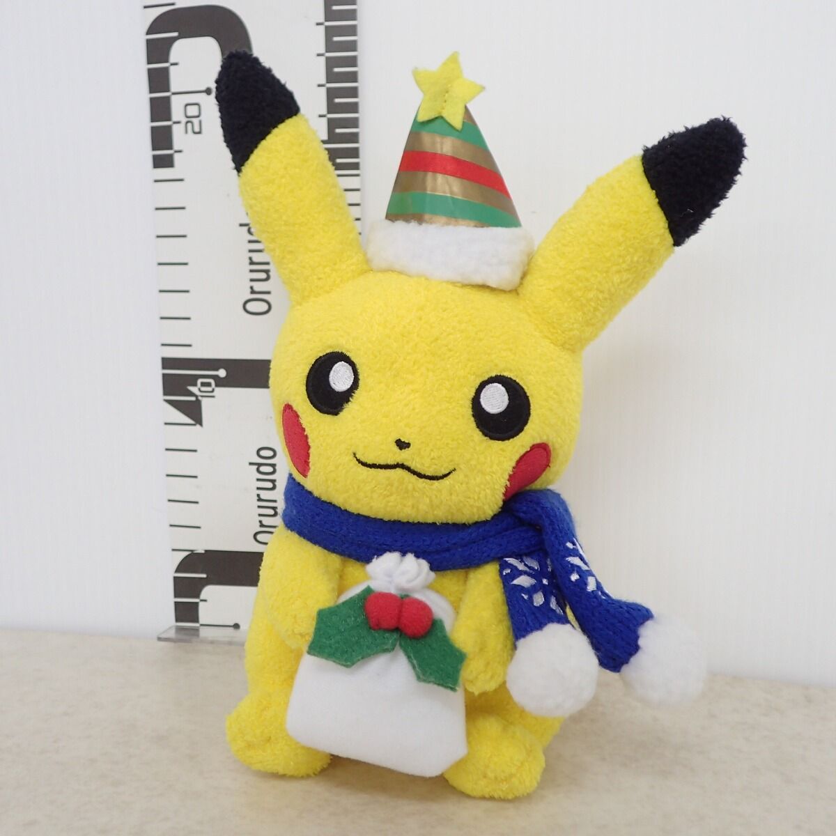 ポケモンセンター　クリスマスピカチュウぬいぐるみ 2013 美品 タグ付き ポケモンセンター ぬいぐるみ クリスマス2013 ピカチュウ 紙タグ無