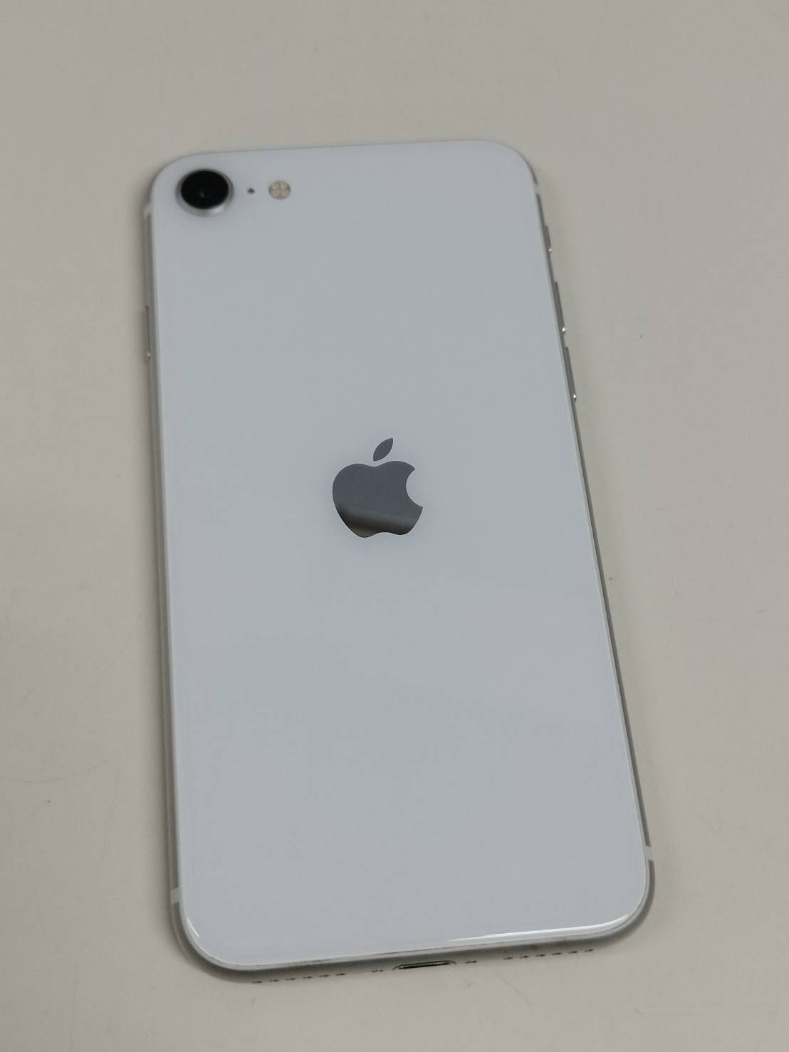 iPhone SE 第2世代 64GB ホワイト SIMフリー 中古 - メルカリ