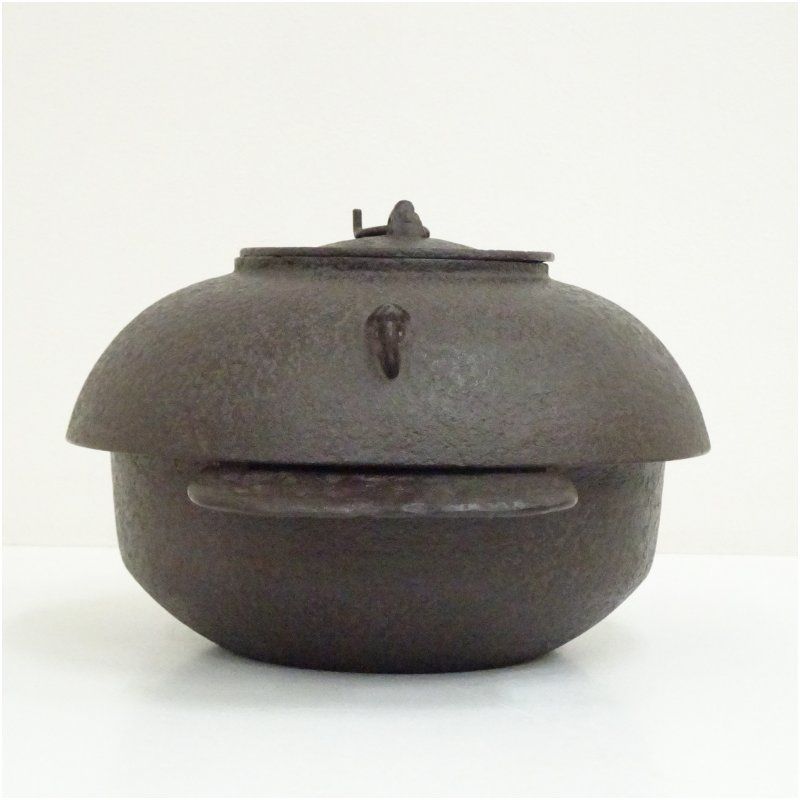 阿部雄斎造　裏甲釜（共箱） 茶道 茶道具 おしゃれ 茶釜 茶器 抹茶 茶湯釜 茶の湯釜 茶会 茶事 茶の湯 骨董 お茶 湯沸かし