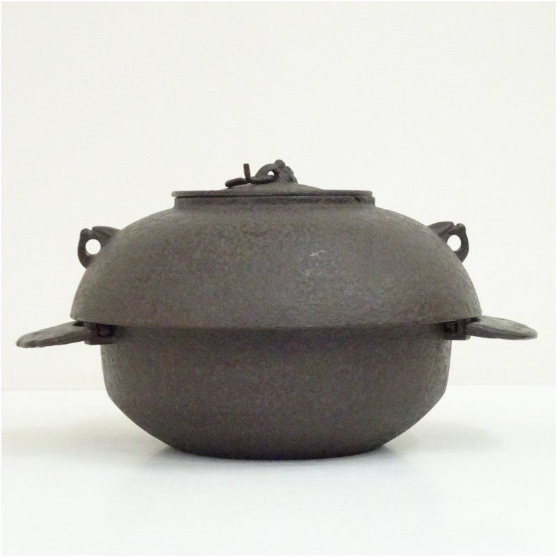 阿部雄斎造　裏甲釜（共箱） 茶道 茶道具 おしゃれ 茶釜 茶器 抹茶 茶湯釜 茶の湯釜 茶会 茶事 茶の湯 骨董 お茶 湯沸かし