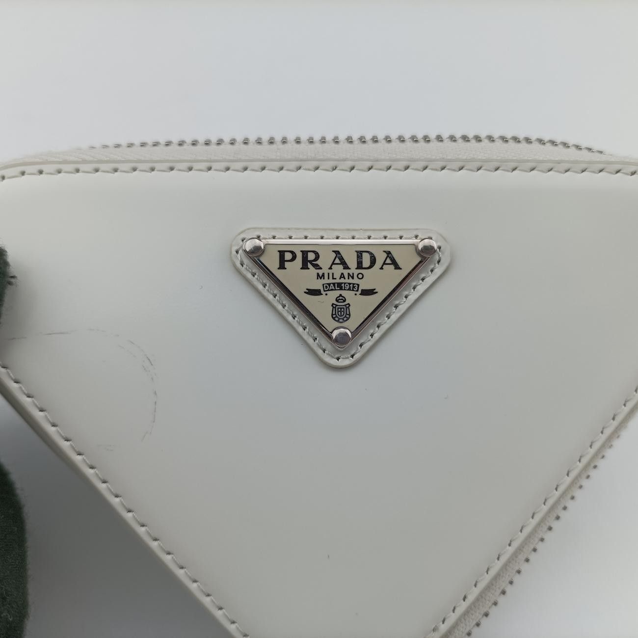 プラダPradaトライアングル チェーン ポーチ ホワイト レザー 230-A