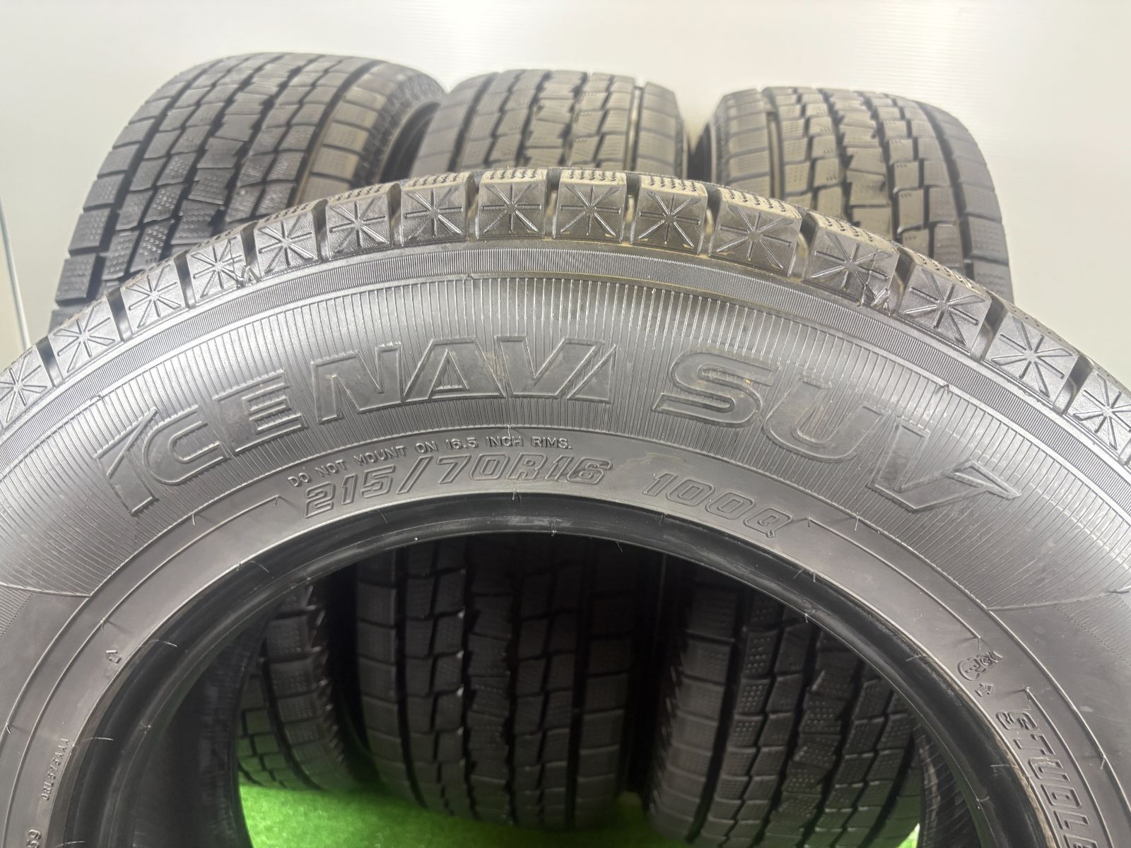 送料無料☆215/70R16 グッドイヤー ICE NAVI SUV 2022年製 4本 冬 