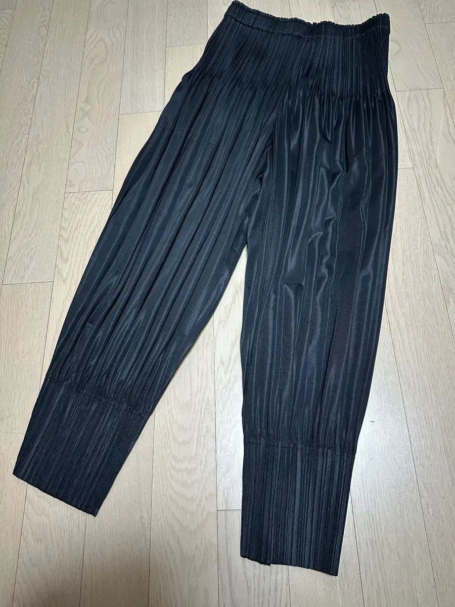 (W) プリーツプリーズ ISSEY MIYAKE フラッフィー ベーシック パンツ ブラック 1サイズ