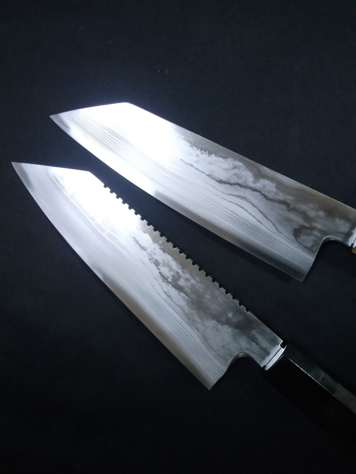 城山刃物製作所(堺業務用刃物メーカー直売)六寸切付け型三徳包丁(ギザあり、なしいずれか一点)　青一鋼ダマスカス　黒檀八角水牛柄(口輪の水牛白黒選択可)