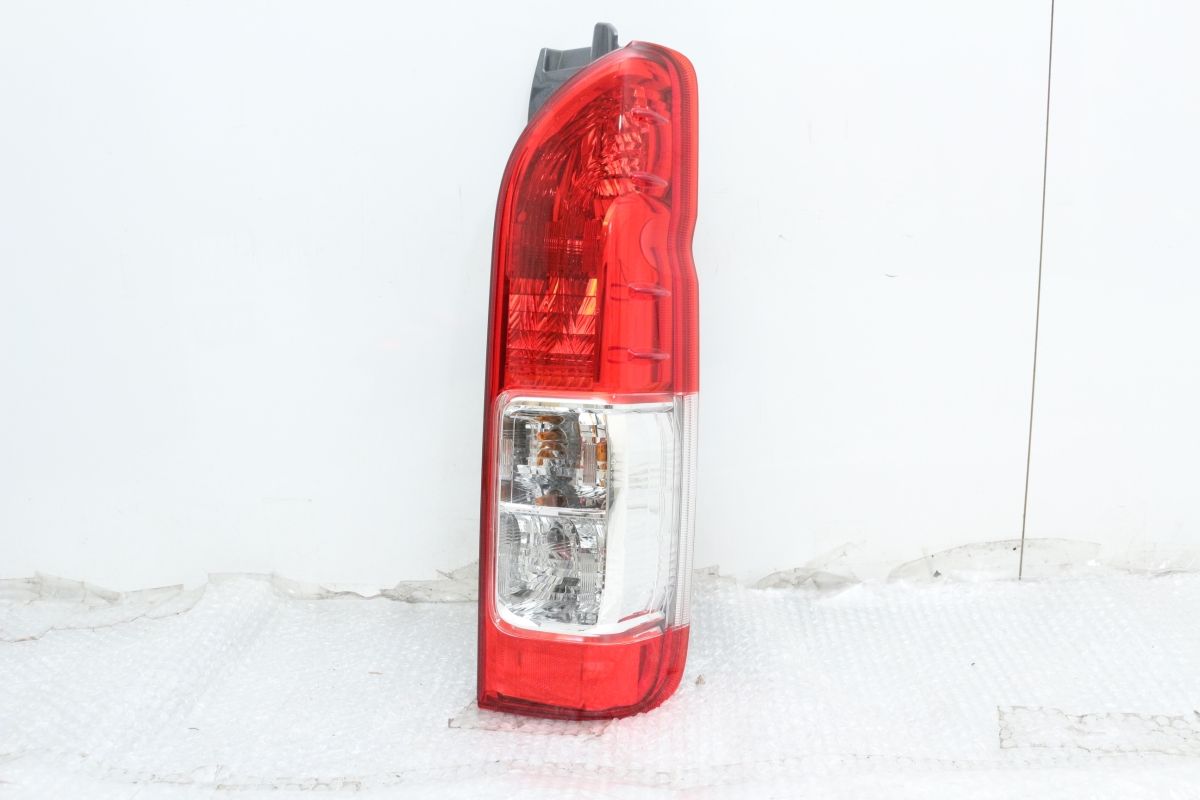 新車外し品】トヨタ 200 ハイエース 純正 LED テールライト 左右セット