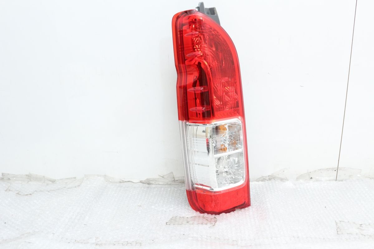 新車外し品】トヨタ 200 ハイエース 純正 LED テールライト 左右セット