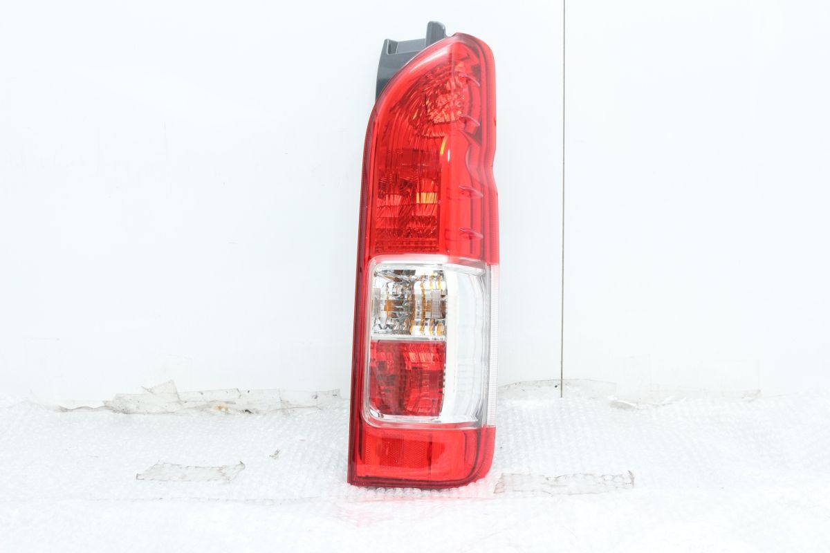 新車外し品】トヨタ 200 ハイエース 純正 LED テールライト 左右セット 