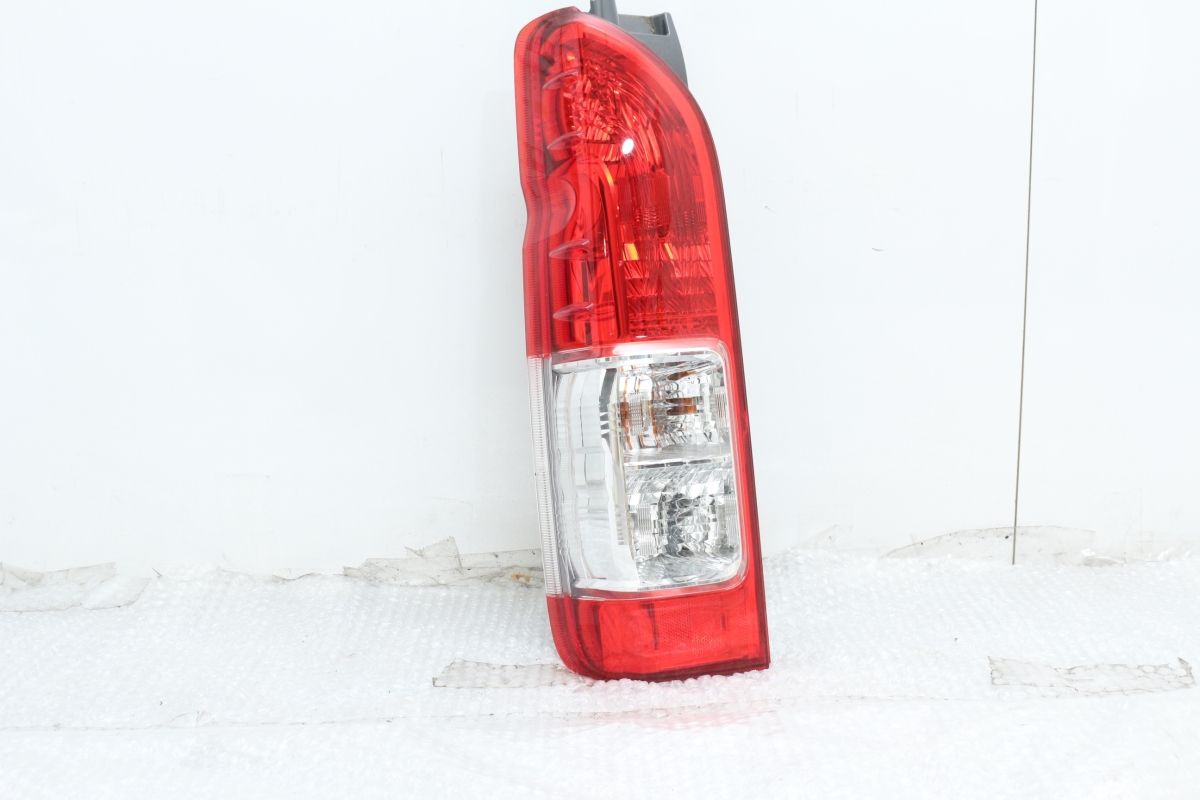 新車外し品】トヨタ 200 ハイエース 純正 LED テールライト 左右セット