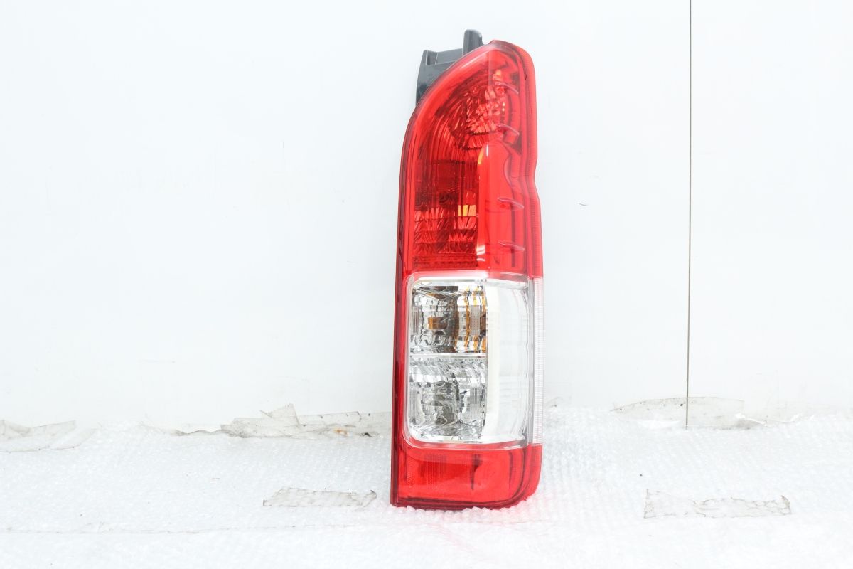 新車外し品】トヨタ 200 ハイエース 純正 LED テールライト 左右セット