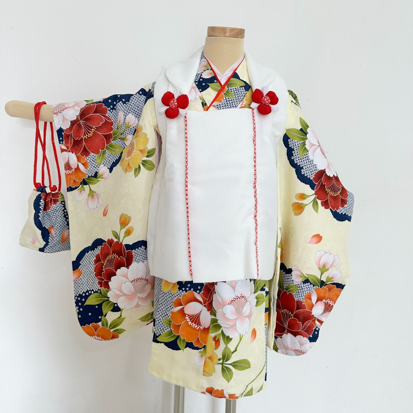 T592 七五三3歳女の子フルセット　着物・襦袢・被布・草履・髪飾り・巾着　　クリーム色　花　白色　可愛い　おしゃれ　大人気　　ビンテージ　中古　＃きもの猫田