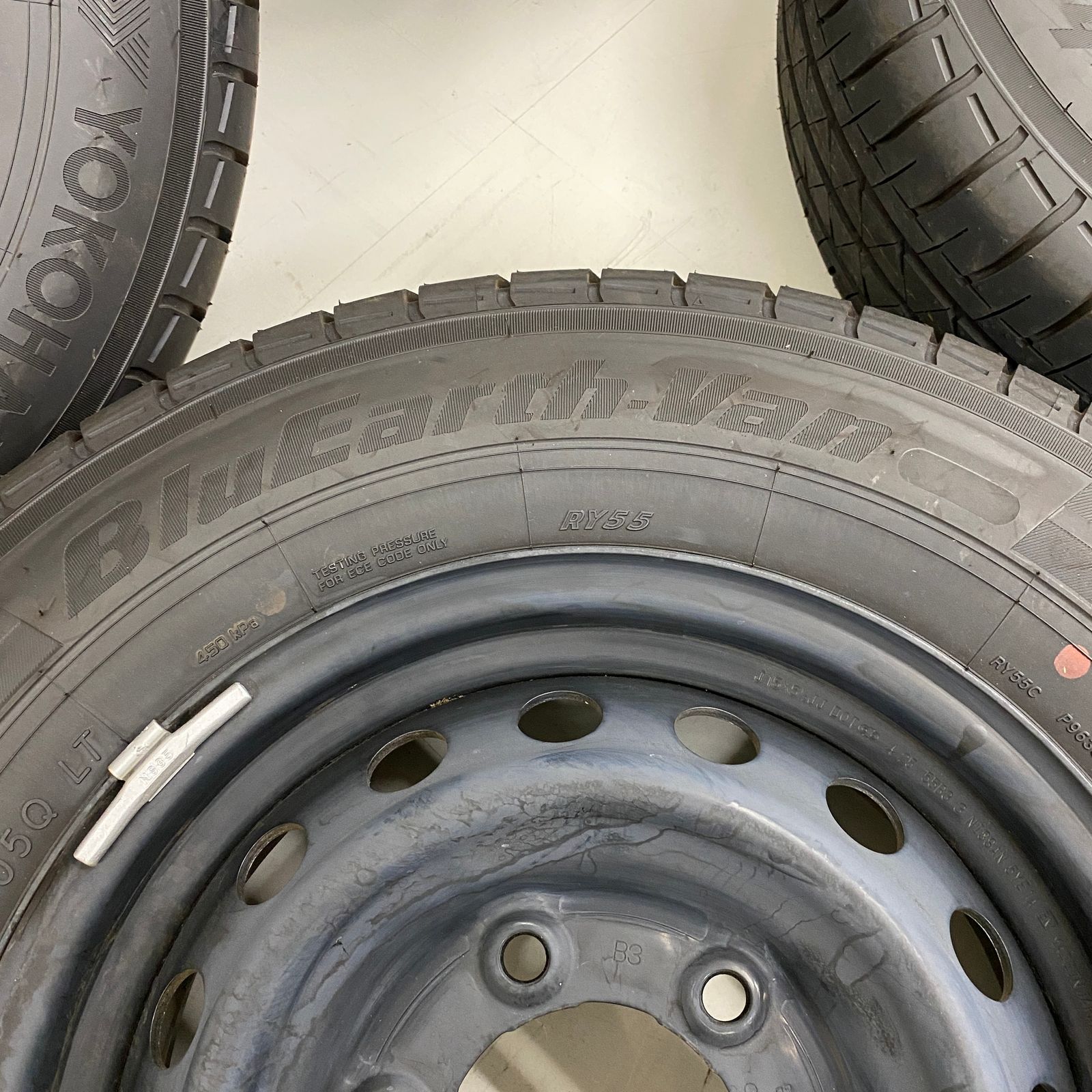 日産 NV350キャラバン 純正スチール YOKOHAMA BluEarth-Van RY55 195