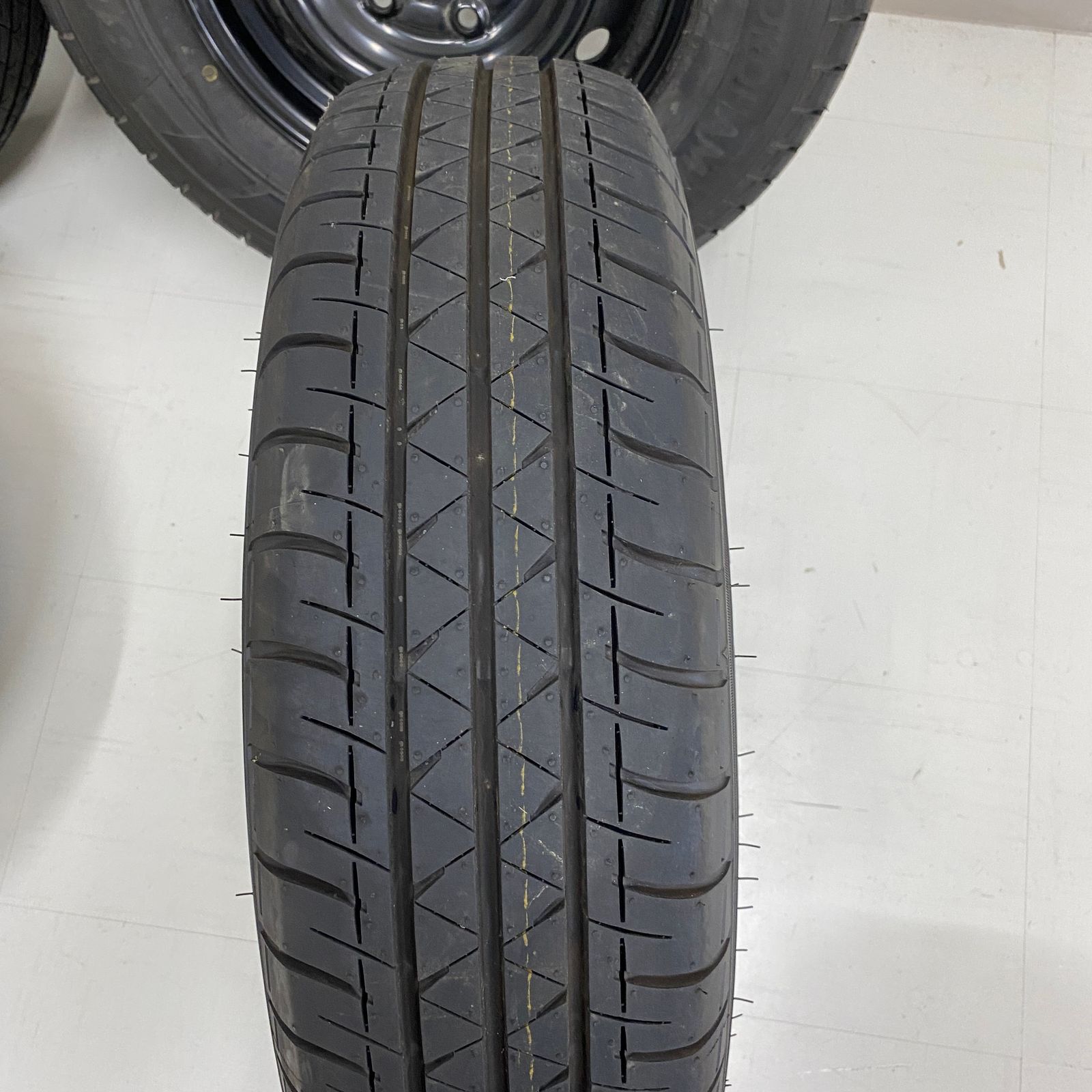 日産 NV350キャラバン 純正スチール YOKOHAMA BluEarth-Van RY55 195