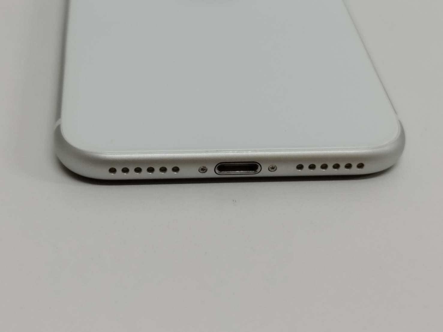 iPhone SE 第2世代 64GB ホワイト SIMフリー 中古 - メルカリ