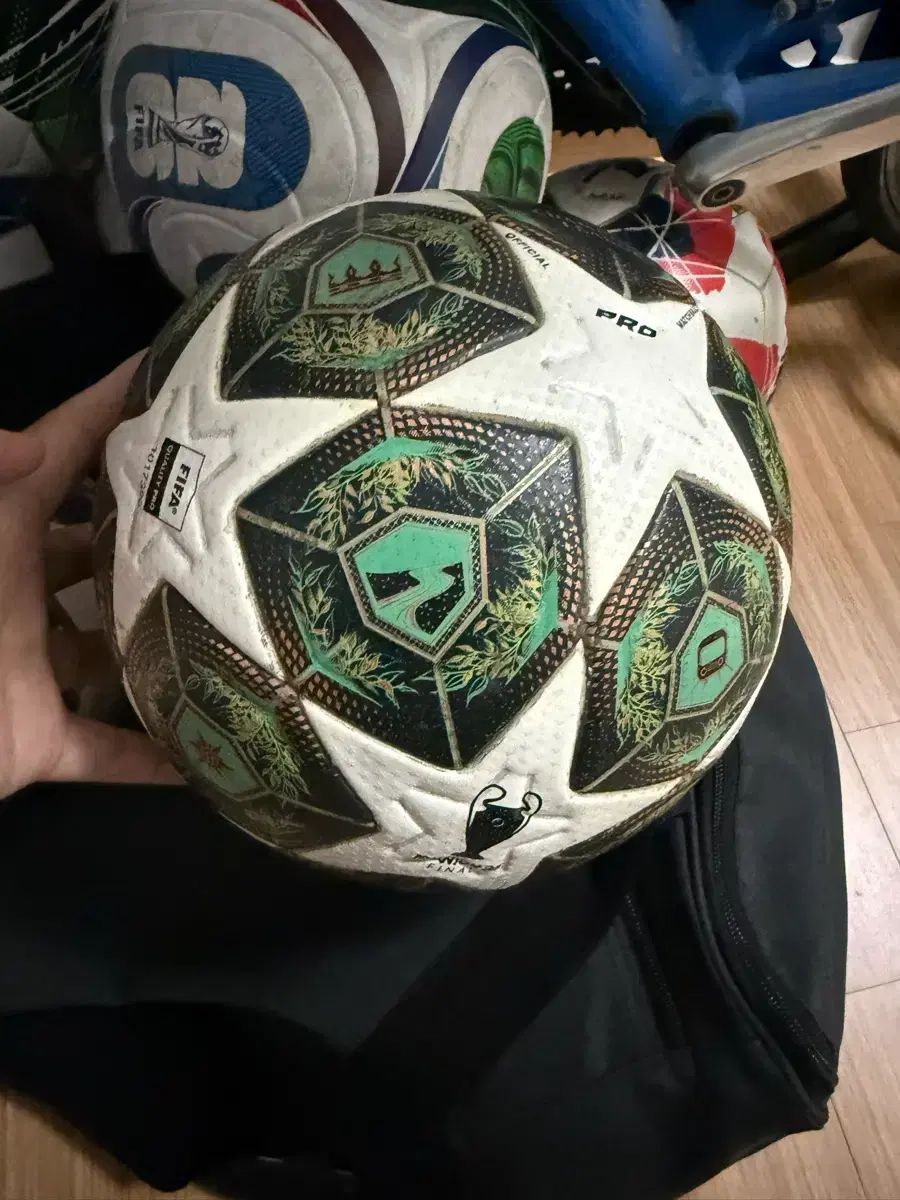 アディダス FCバイエルン・ミュンヘン 25 ファイナル サッカーボール プロ級 アディダス FCバイエルン・ミュンヘン 25 ファイナル サッカーボール プロ級
