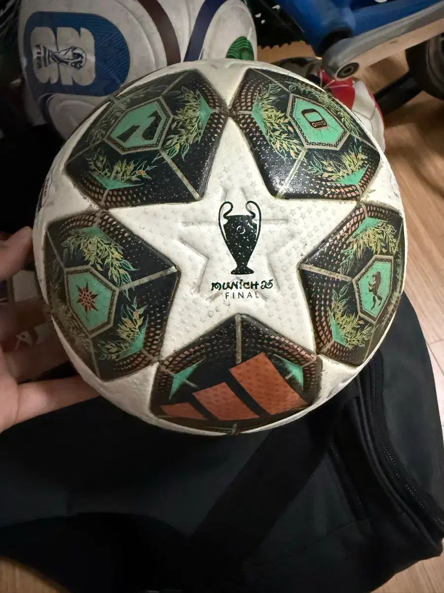 アディダス FCバイエルン・ミュンヘン 25 ファイナル サッカーボール プロ級 の商品写真