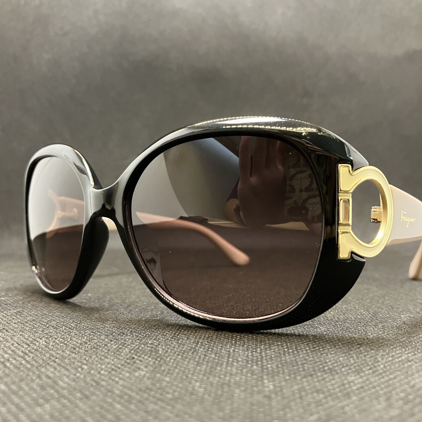 美品】Salvatore Ferragamo フェラガモ サングラス SF668S 001