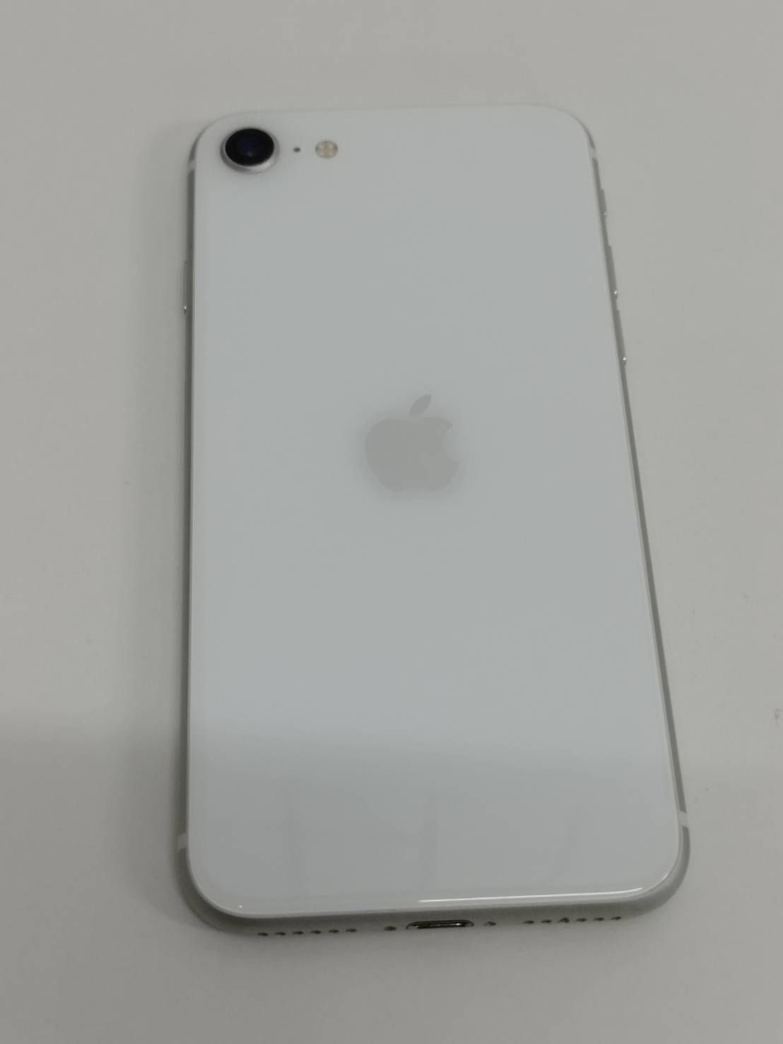 iPhone SE 2世代 64GB ホワイト SIMフリー 中古 - メルカリ