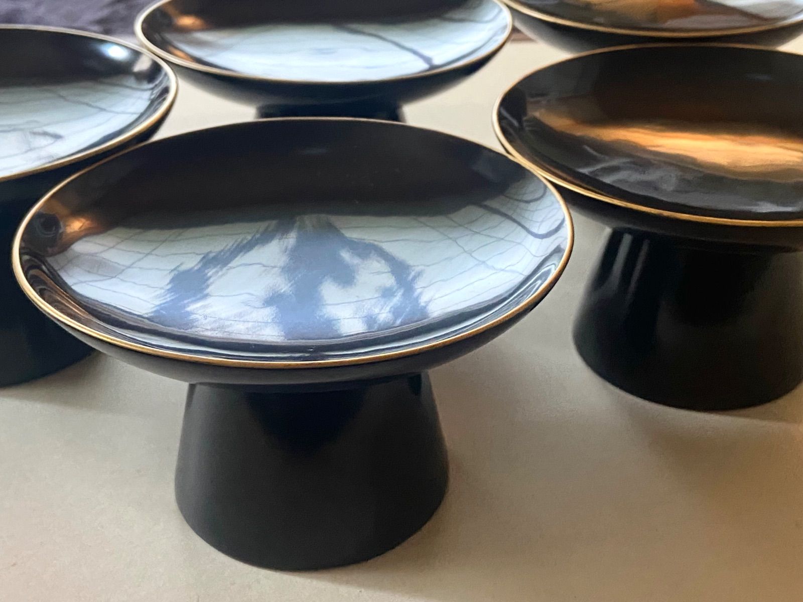 能登蔵出し 輪島塗 黒漆 縁金 高足皿 5客 /時代 漆器 高坏 祭器 能登蔵出し 輪島塗 黒漆 縁金 高足皿 5客 /時代 漆器 高坏 祭器 - メルカリ