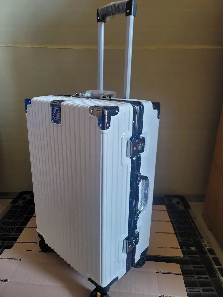 ポリカーボネイト 24インチ キャリアー 新品