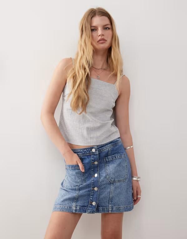 リクレイム ヴィンテージ レディース ボトムス スカート ミニ デニム Reclaimed Vintage denim button through mini skirt in midwash Mid