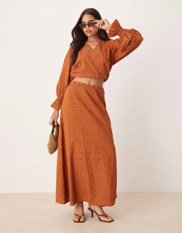エイソス レディース ボトムス スカート マキシ ASOS DESIGN premium eyelet dropped waist maxi skirt part of a set brown ブラウ