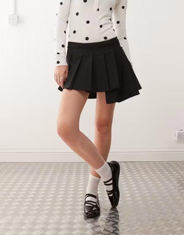 モンキ レディース ボトムス スカート アシンメトリー プリーツ ミニ Monki pleated mini skirt with asymmetric hem Black ブラック