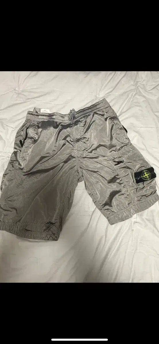 STONE ISLAND ナイロン メタル カーゴ ハーフパンツ グレー ハン(HAN)
