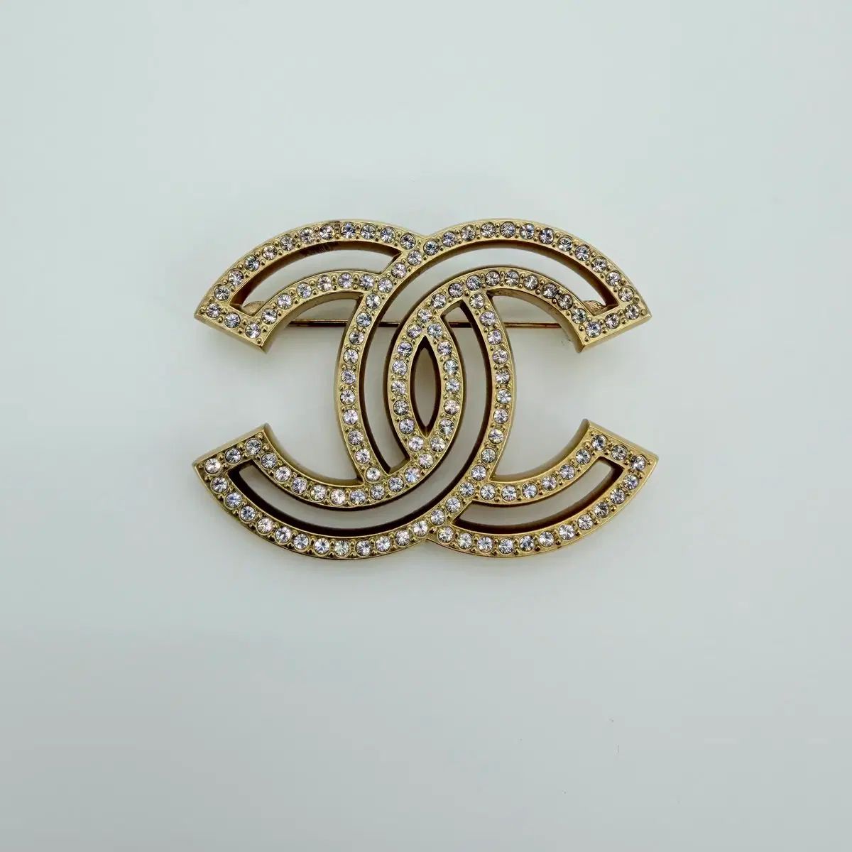 CHANEL ロゴ ブローチ