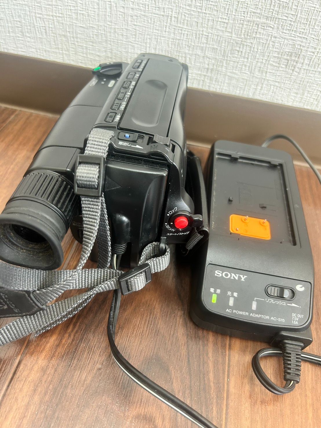 R【通電確認済】SONY CCD-TR250 Handycam Video8 AC-S15付 ケース