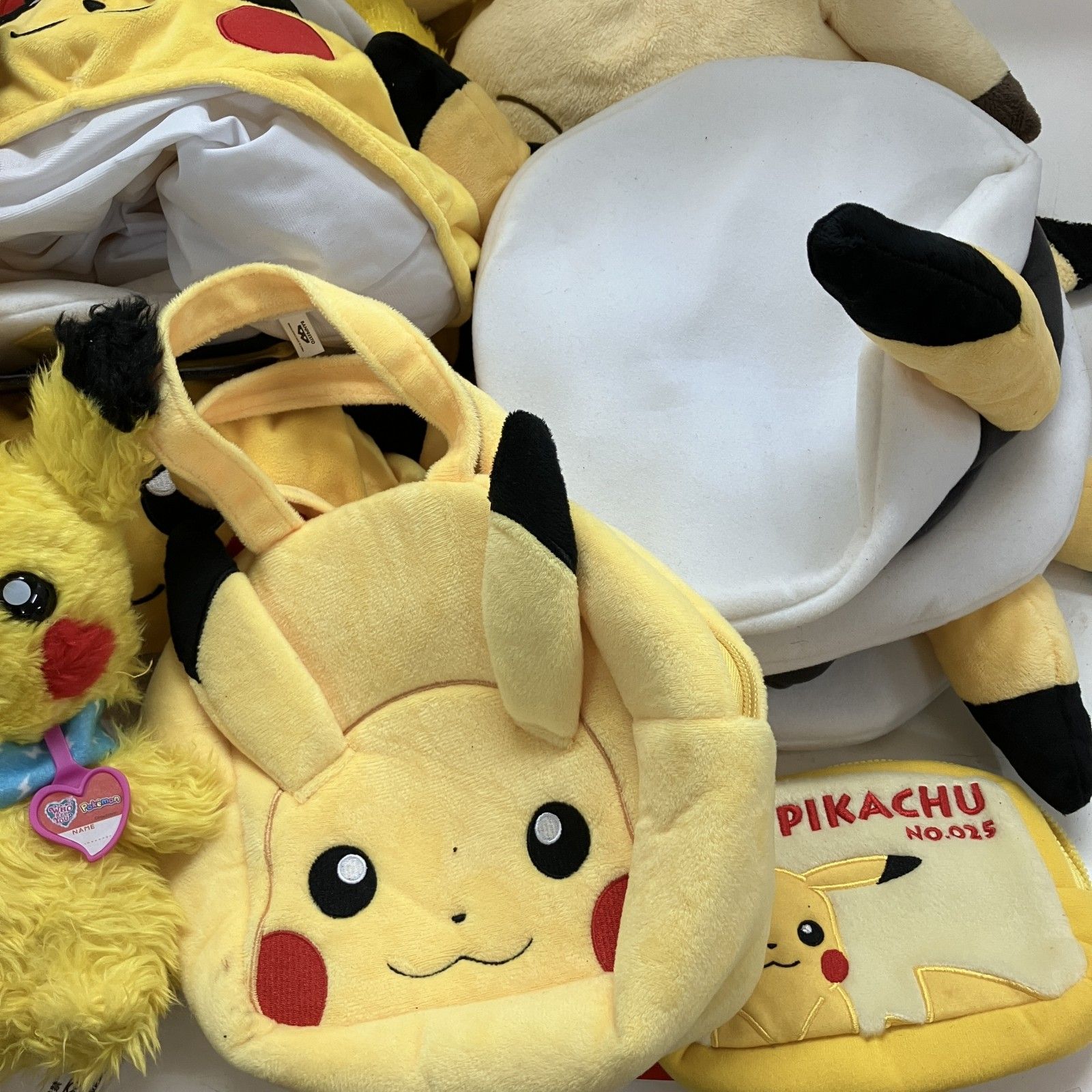 ◇ Pokemon ポケモン 34点 まとめ商品 ピカチュウ ぬいぐるみ 雑貨 