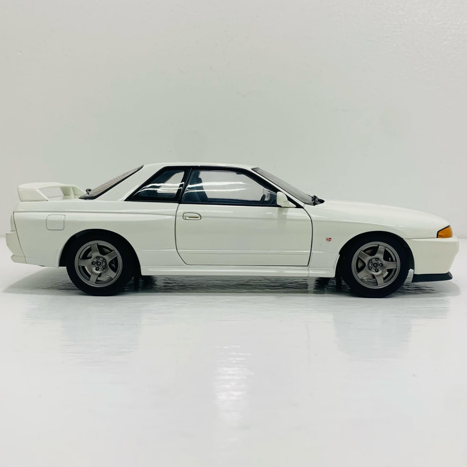 1/18 g t r 専用出品 飾磨店】 中古 1/18 NISSAN SKYLINE GT-R R32 (クリスタルホワイト