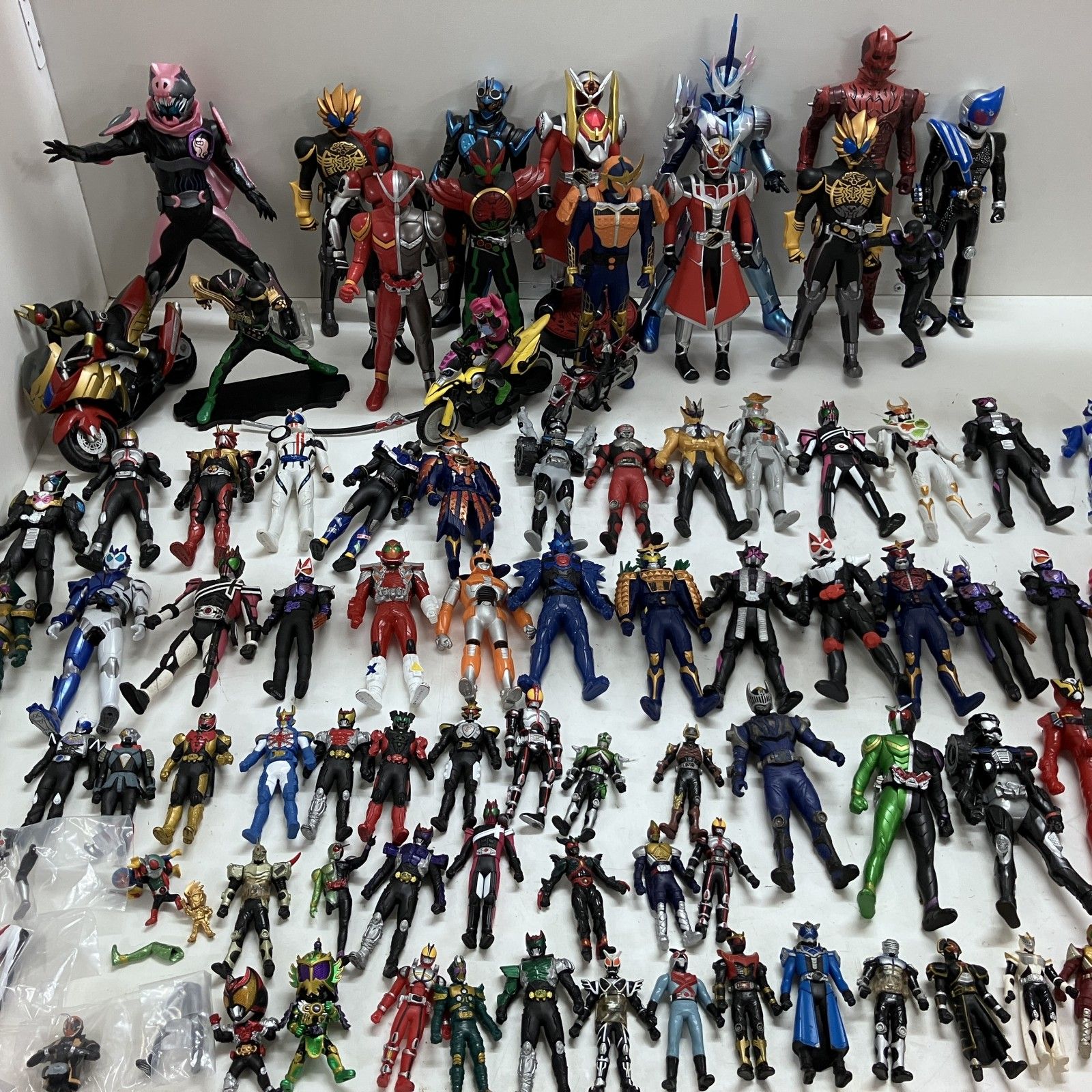 ◆仮面ライダー 約95点 まとめ商品 フィギュア ソフビ ギーツ キバ 電王 ゴースト 鎧武 カブト など 現状品