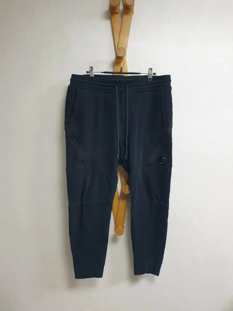 m/32/正規品 C.P. COMPANY シーピーカンパニー レンズワッペン カーゴジョガーパンツ