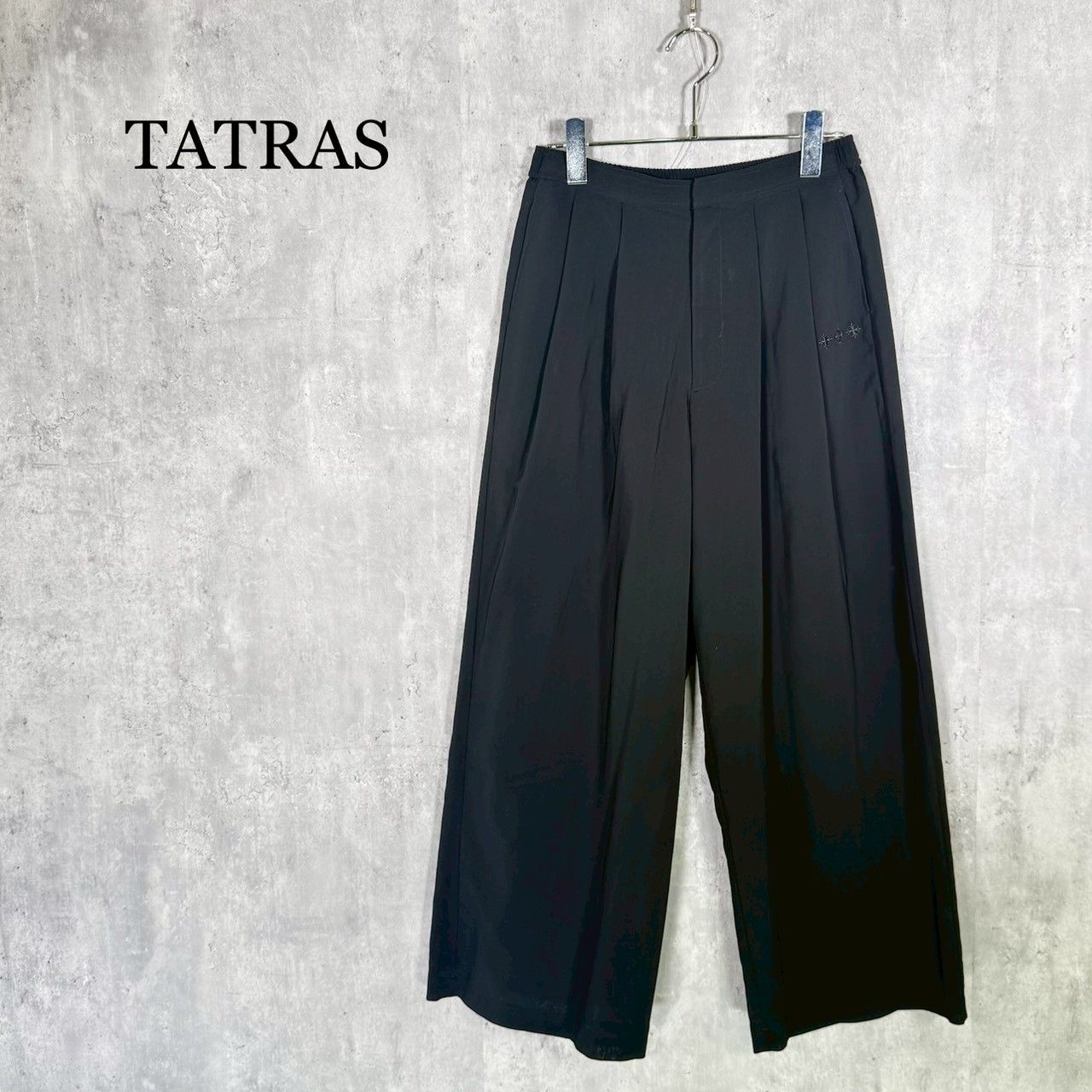 『TATRAS』タトラス（2）シアー ワイドタックパンツ クロスロゴ