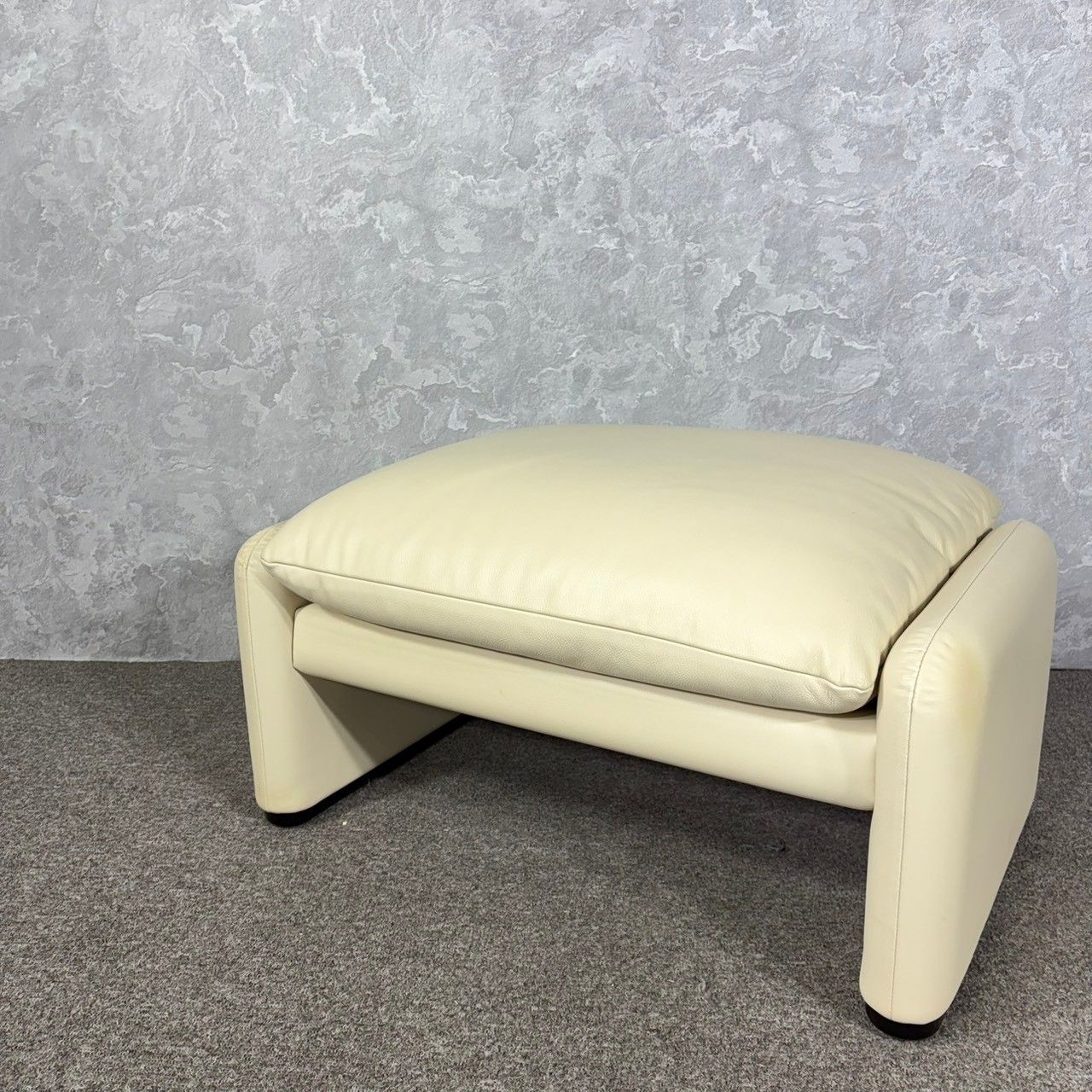 美品『Cassina』カッシーナ マラルンガ オットマン スツール RWso68 Cassina カッシーナ マラルンガ 本革 オットマン 高級家具 - メルカリ