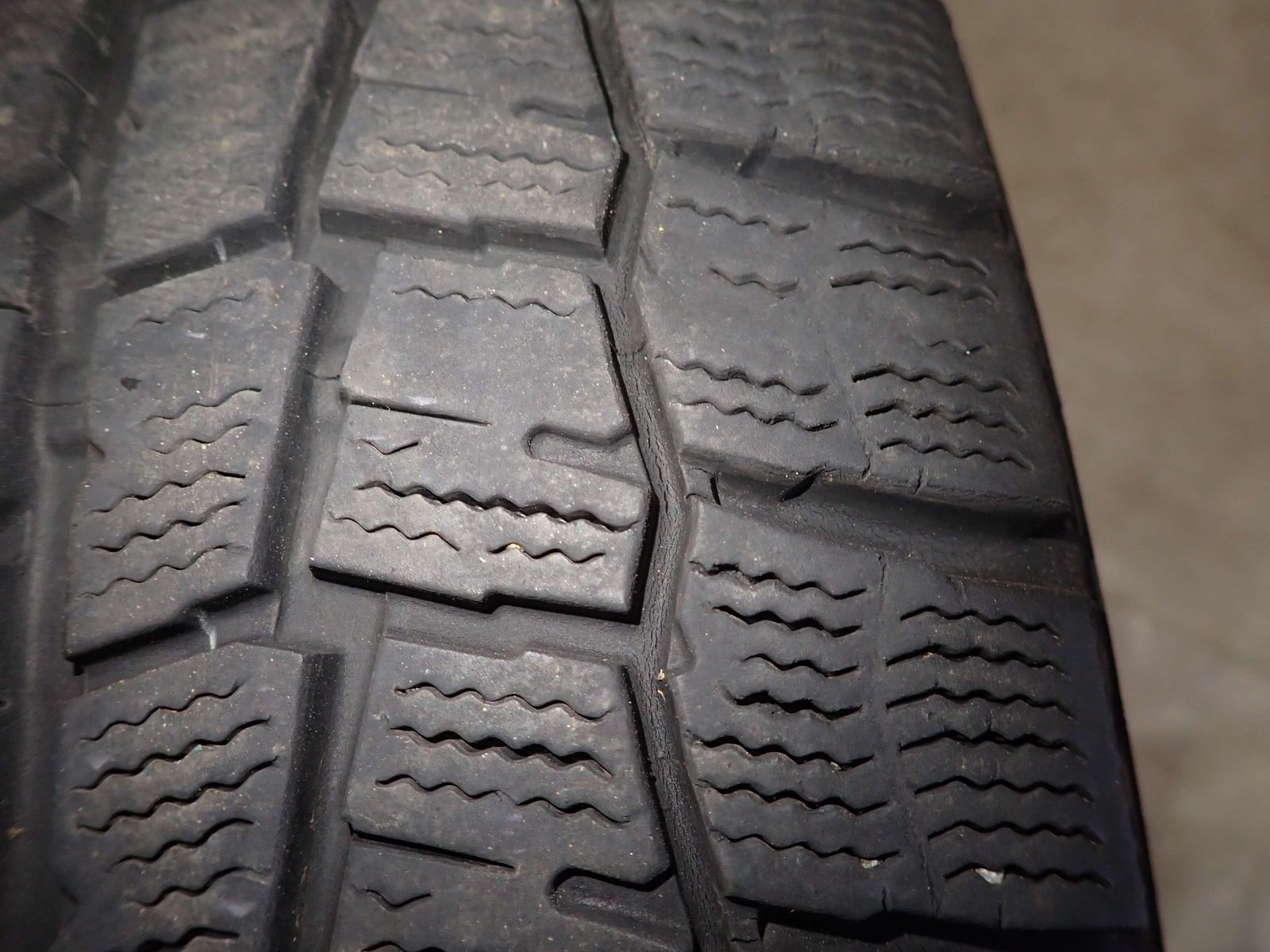 DUNLOP WM02 195/65R15 4本 8分山 冬タイヤ中古 プリウスノアヴォクシーオーリスセレナステップワゴンなどに 冬4本SET 会社宛送料無料 195/65R15 91Q ダンロップ WINTER MAXX WM02