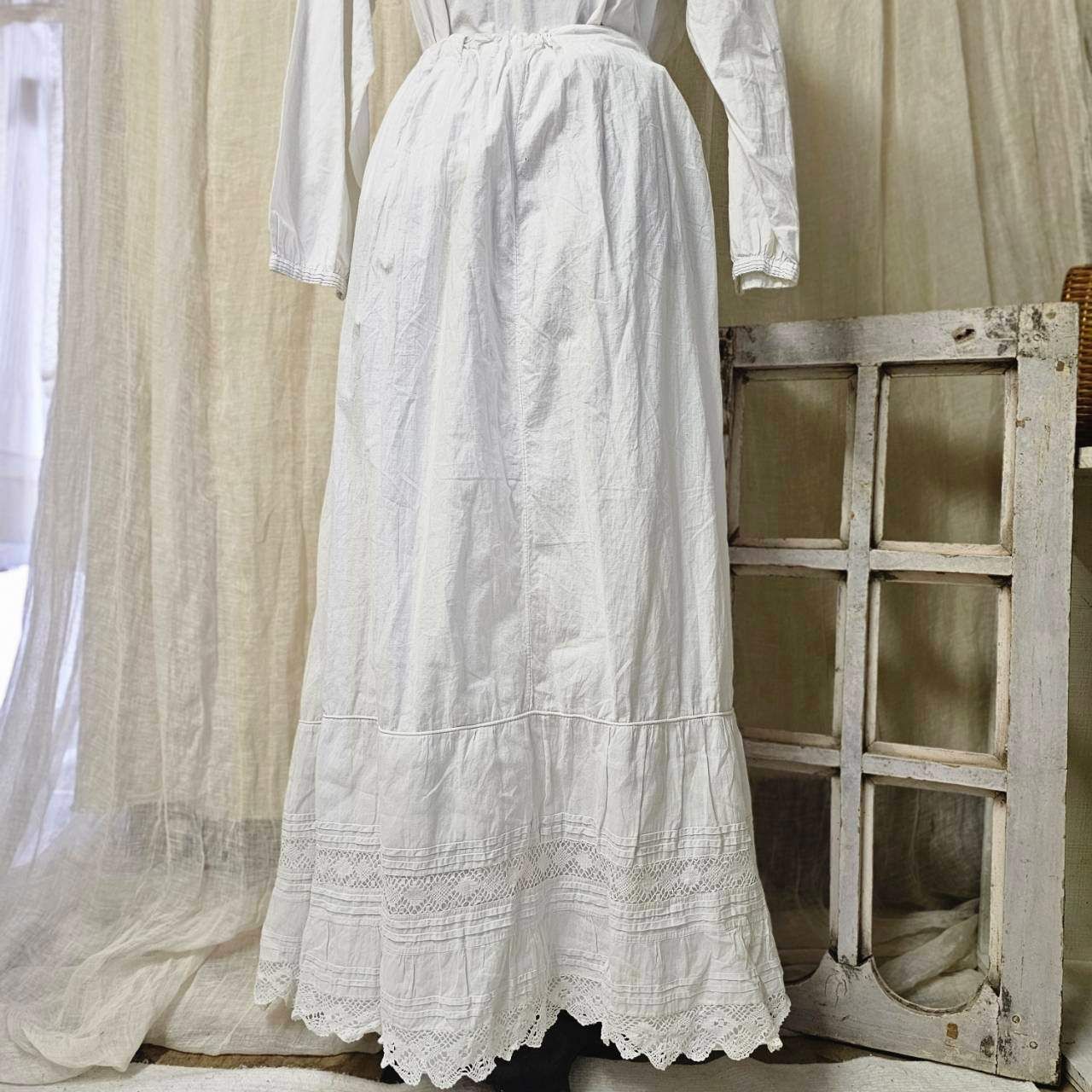 Euro antique(ヨーロッパアンティーク) white cotton red crochet lace ruffle hem long petit coat skirt イニシャル刺繍と手仕事レース裾デザインのホワイトコットンロングスカート
