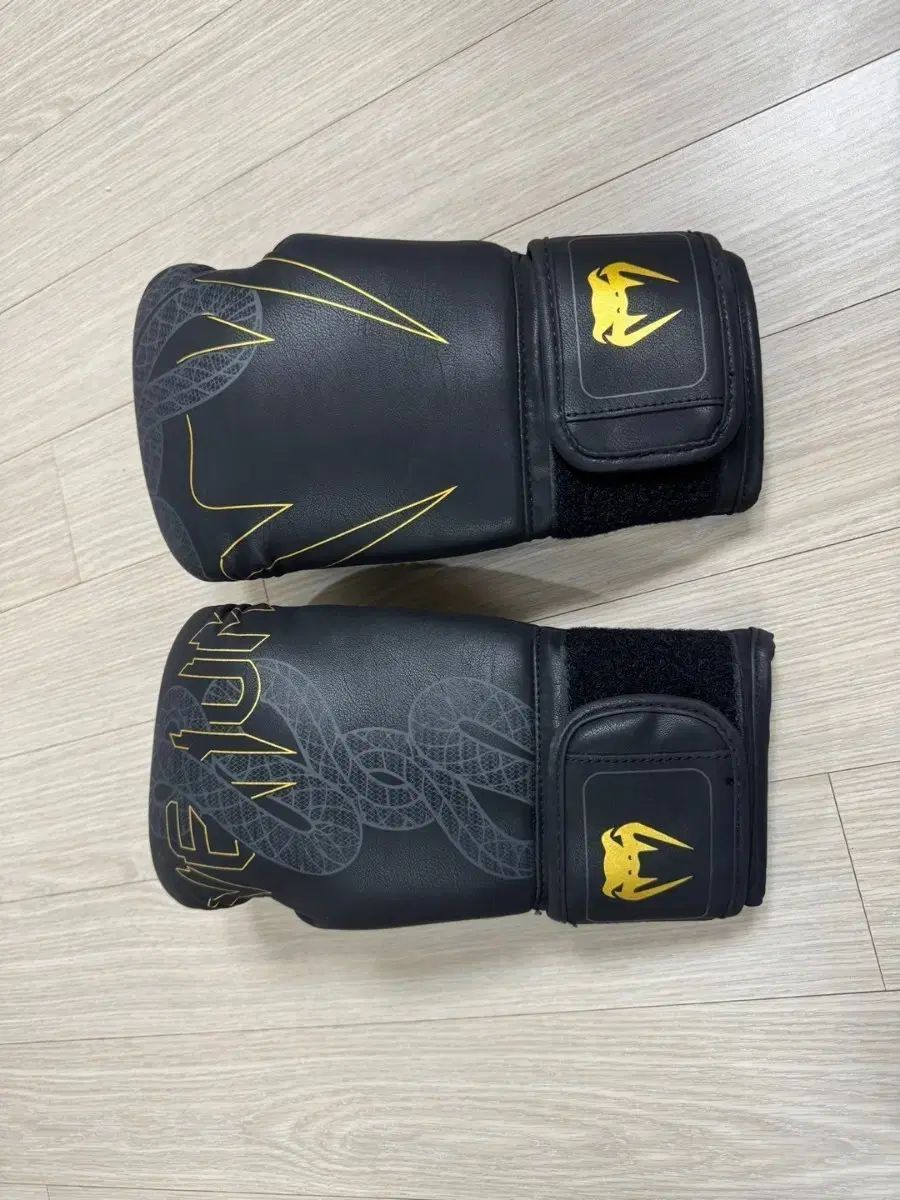 ヴェナム セルペンティ ボクシング グローブ 10oz 状態良し