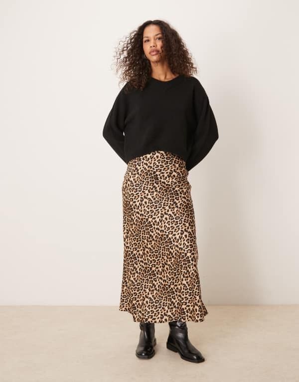 ヴィラ レディース ボトムス スカート プリント ミディ サテン VILA satin midi skirt in leopard print Caramel cafe アニマル