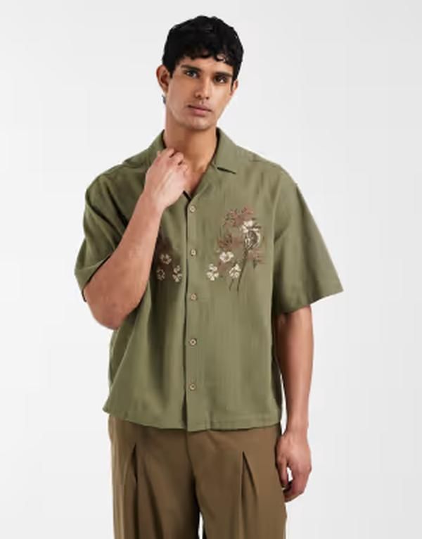 エイソス メンズ トップス シャツ フラワー柄 フラワー ASOS DESIGN oversized boxy shirt with floral chest embroidery Khaki カーキ