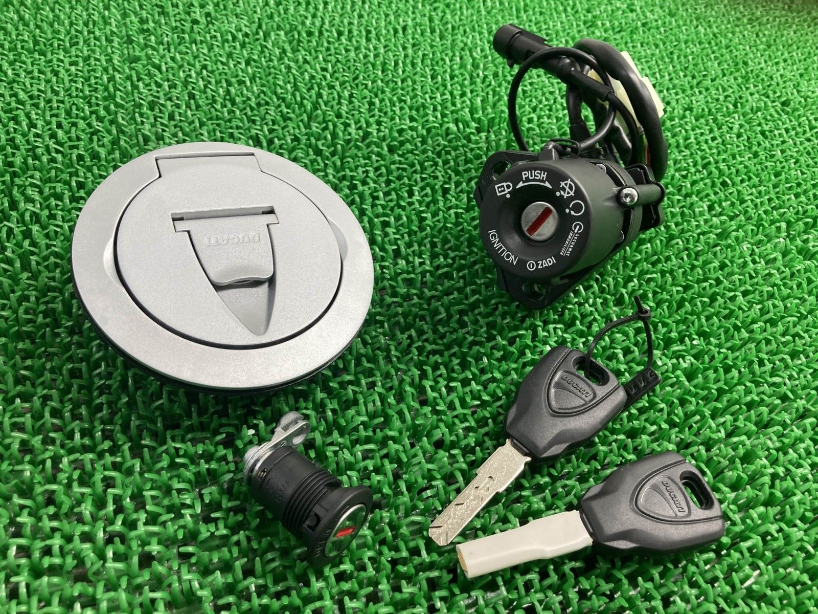 デザートX ロックキット ドゥカティ 純正 中古 Ducati DesertX ZADI メインキー2本 Lr