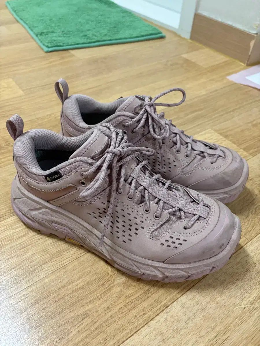 HOKA ONE ONE ホカオネオネ トー トゥー ロー ピンク 240