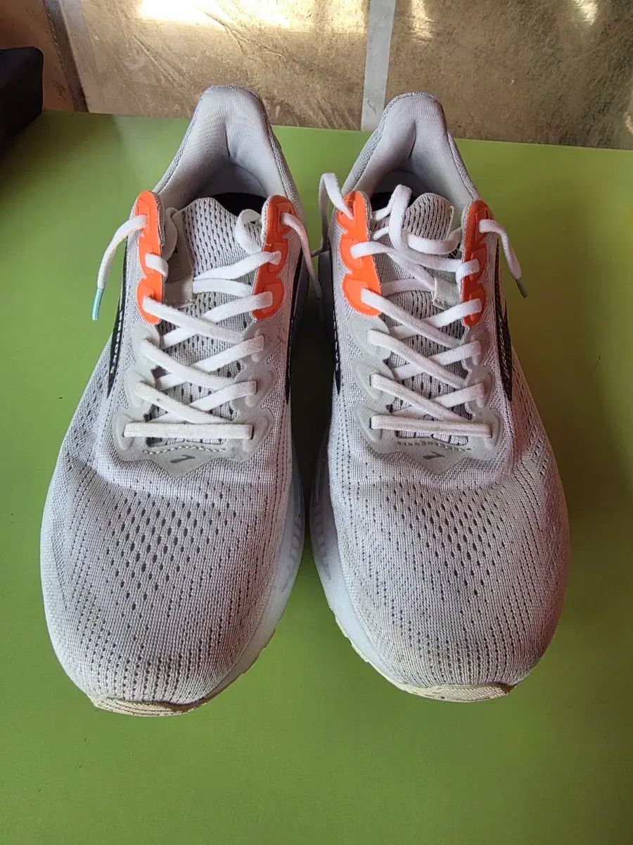 BROOKS(ブルックス) ランニングシューズ 白 オレンジ