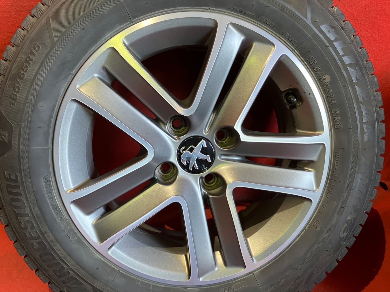 中古スタッドレスタイヤホイールセット【185/65R15 BRIDGESTONE VRX3 
