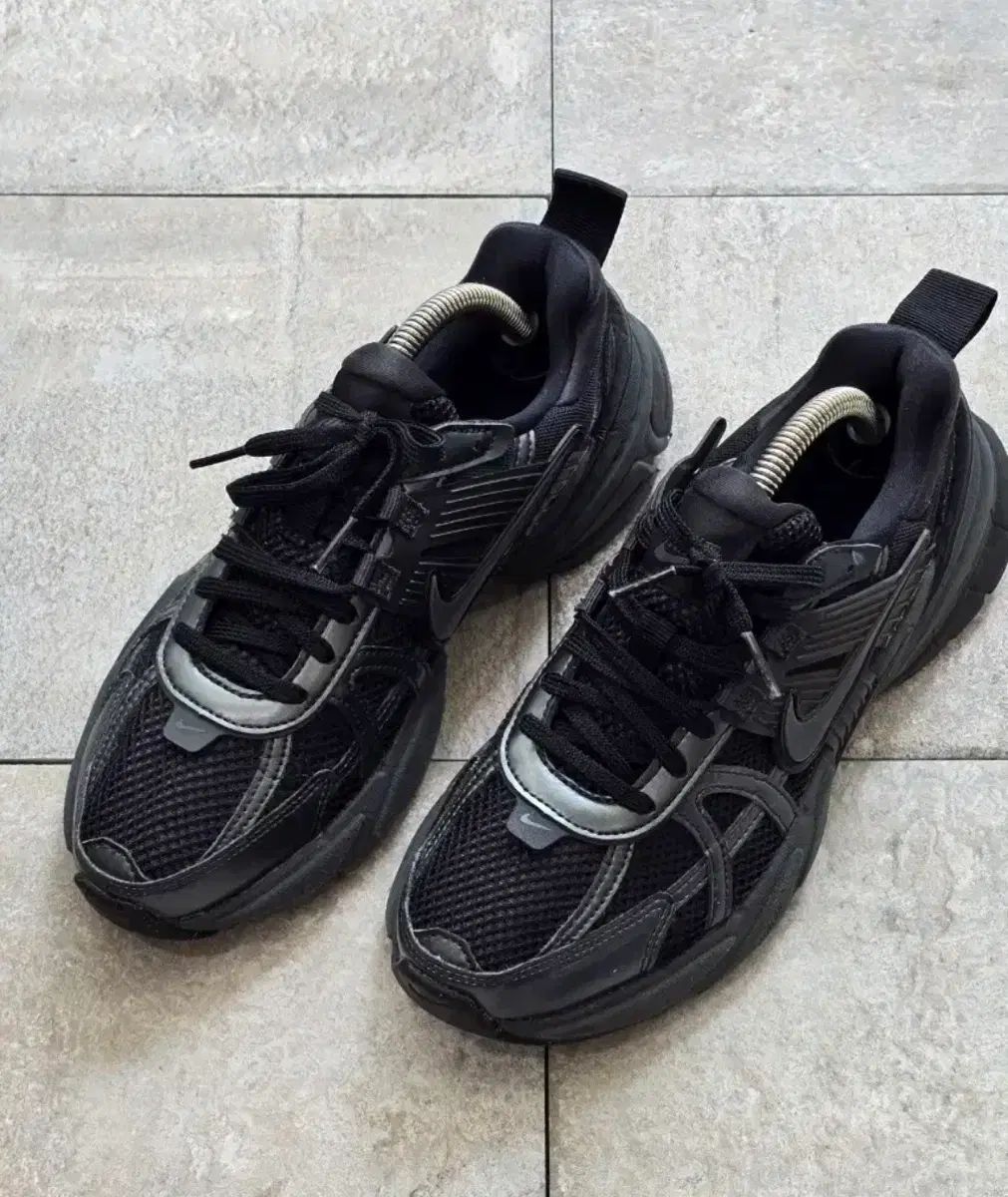 NIKE v2k RUN ブラック