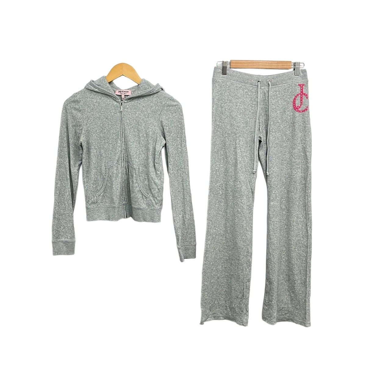 JUICY COUTURE(ジューシークチュール) レディースパンツセットアップ レディース美品 - グレー×ピンク×クリア ラインストーン