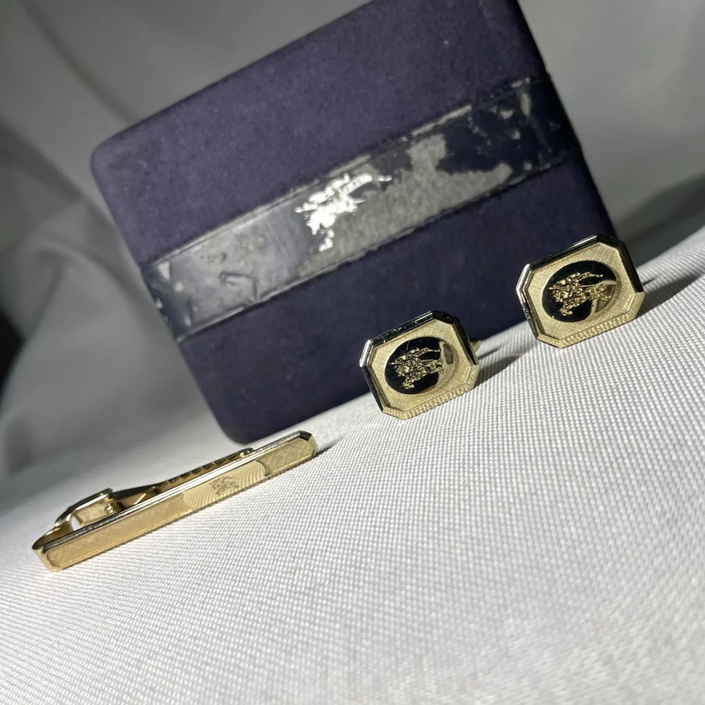 希少 Burberry バーバリー エクエストリアンナイトロゴ & パターンライン ゴールドカフス ネクタイピン セット タイピン ケース有