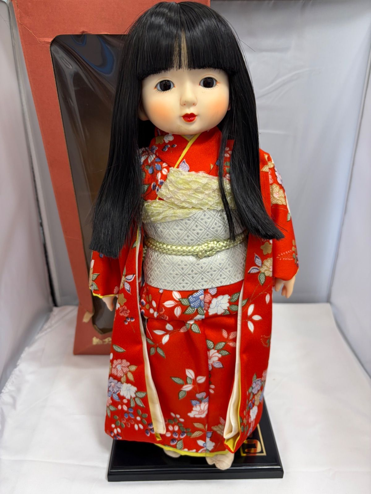 セイコちゃん人形 ① 鈴乃屋 スタンド付き 着物朱色 - メルカリ