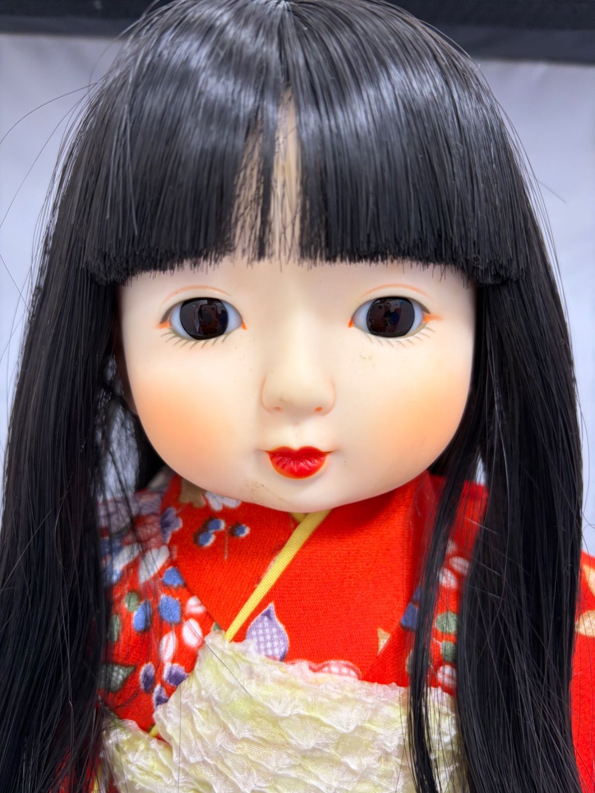 セイコちゃん人形 ① 鈴乃屋 スタンド付き 着物朱色 - メルカリ